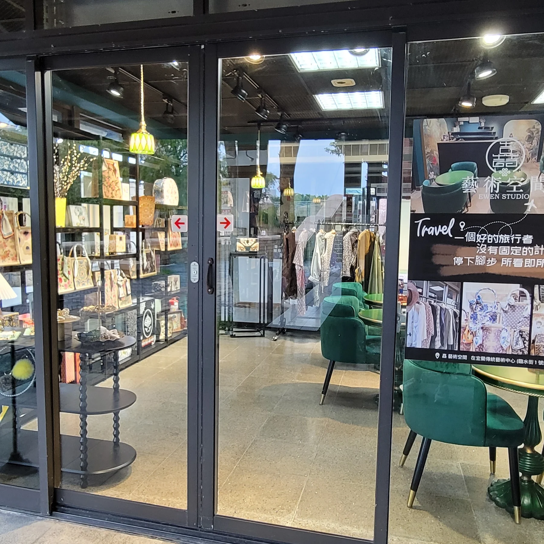 紅磚廊道旁的品牌店面入口、黑框玻璃櫥窗與商品展示