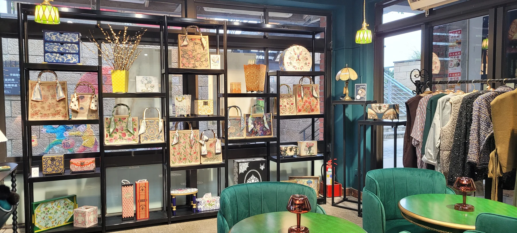 黑色金屬展示架上的手作包袋、服飾與品牌商品