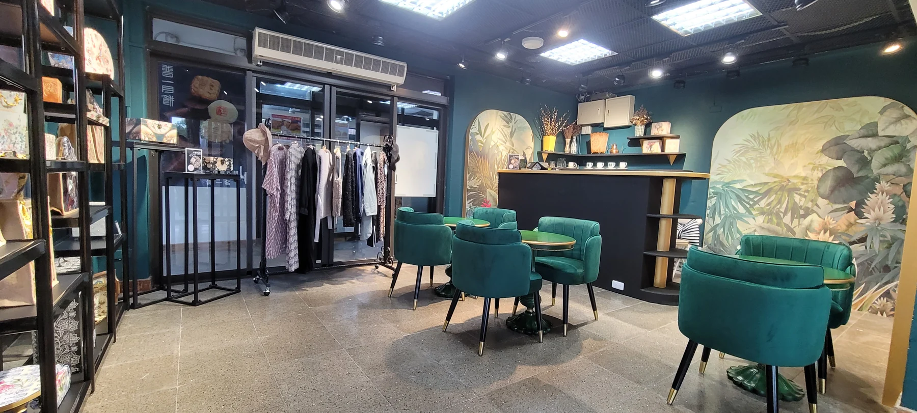 由商品展示架、中央座位通往接待檯的完整店內動線