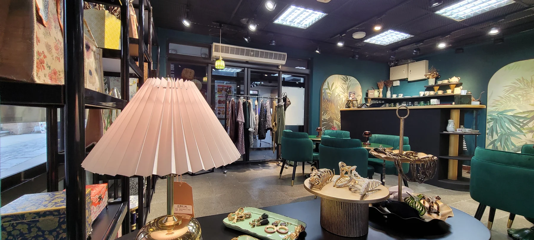 古典桌燈、飾品與店內空間共同形成的前景陳列