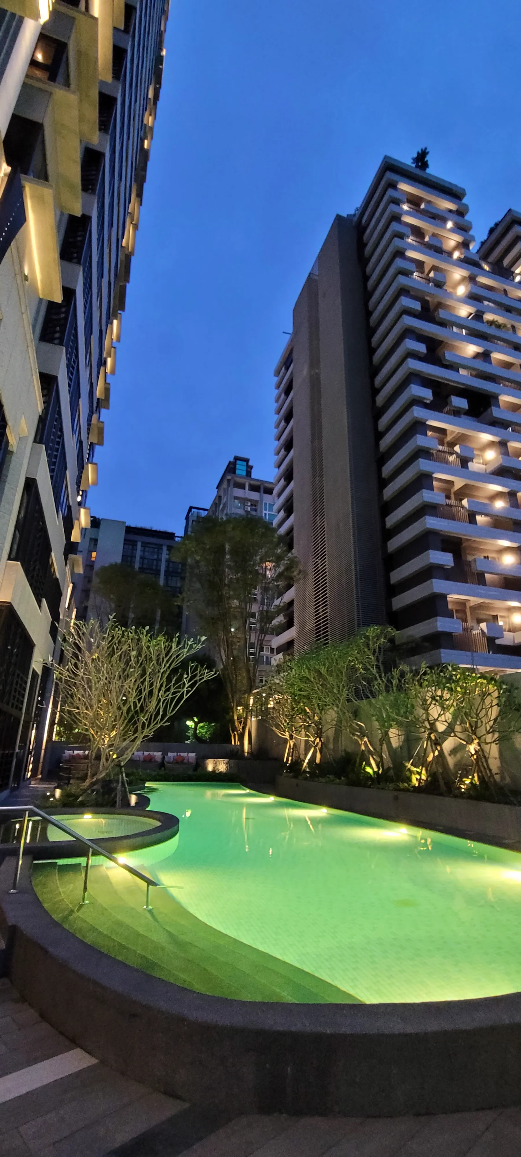 夜色中的礁溪渡假住宅大樓、泳池與庭園照明