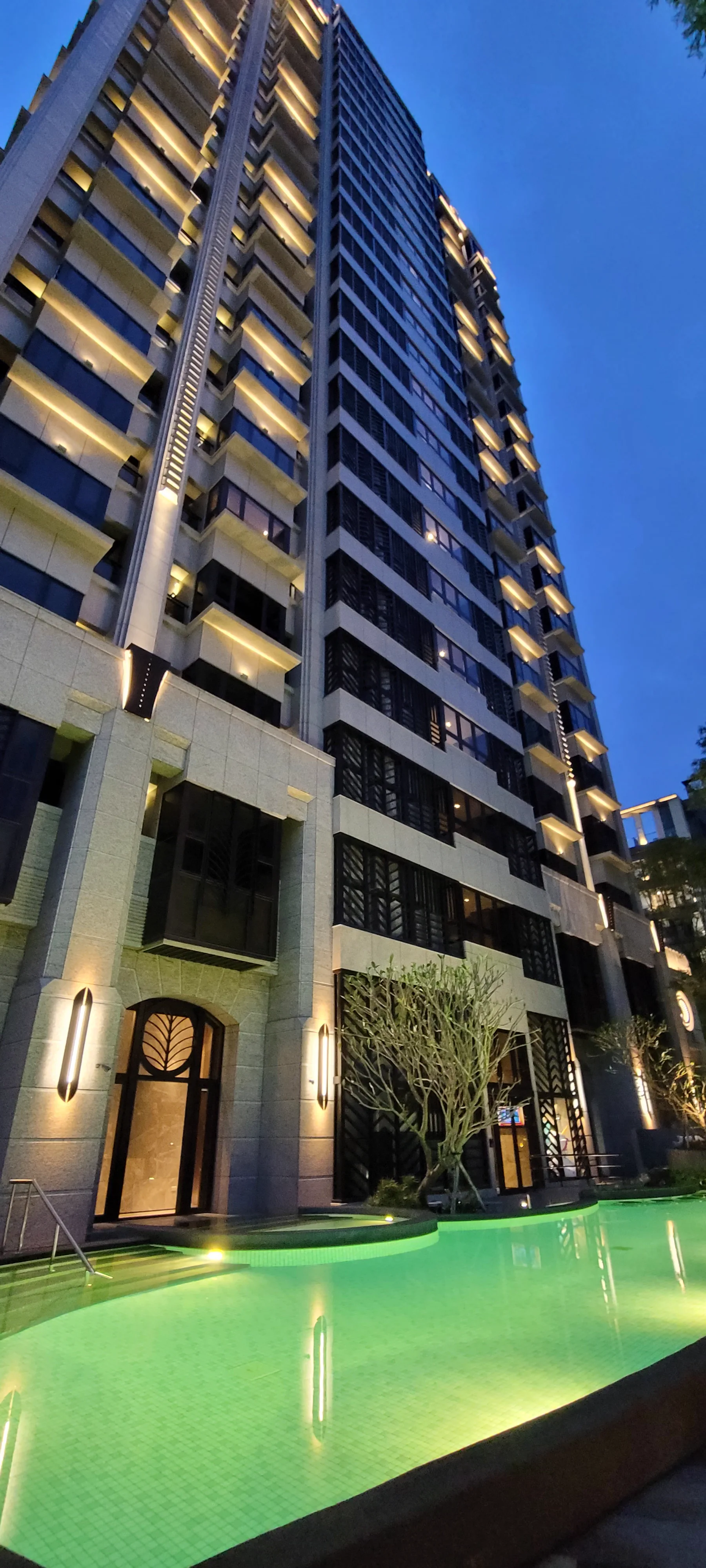 礁溪渡假住宅大樓立面燈光與池畔景觀