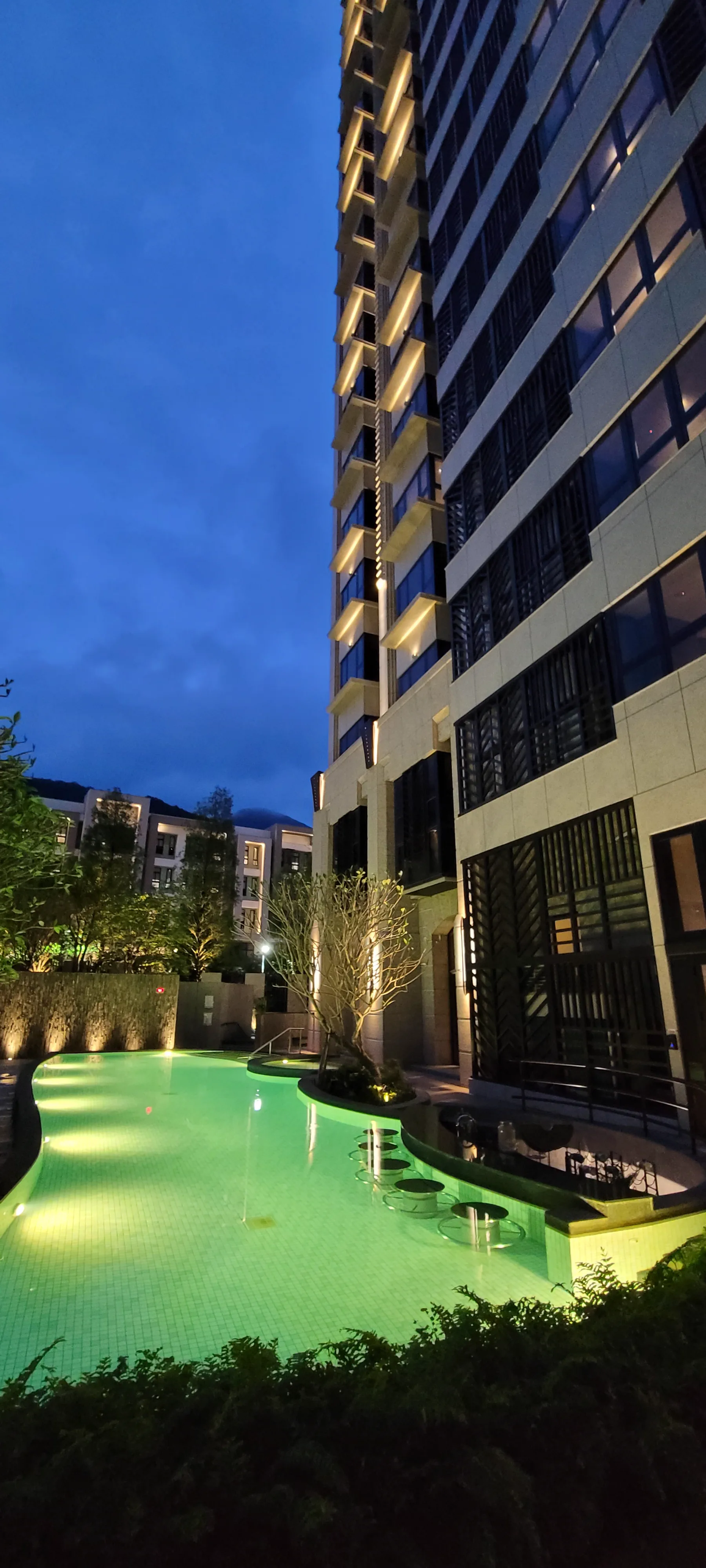 礁溪泡湯渡假住宅的夜間水景與休憩環境